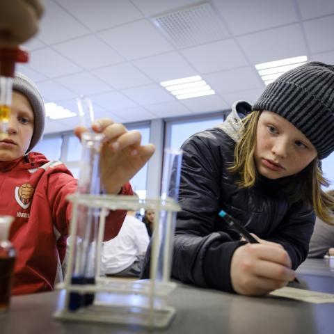 Tveir strákar gera tilraunir í Háskóla unga fólksins